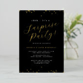 Gold Black Script Confetti Surprise Party Folie Uitnodiging (Staand Voorkant)