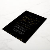 Gold Black Script Confetti Surprise Party Folie Uitnodiging (Gedraaid)