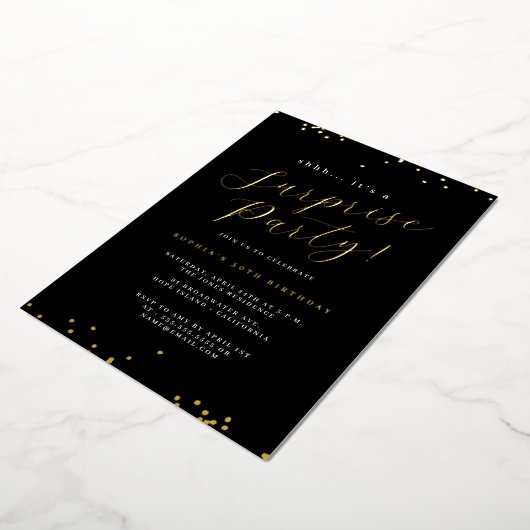 Gold Black Script Confetti Surprise Party Folie Uitnodiging (Gedraaid)