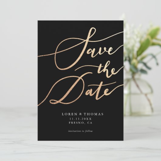 Gold Black Script Typografie bewaart de datum Save The Date (Staand voorkant)