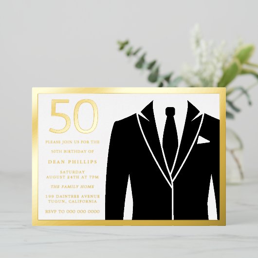Gold & Black Suit & Stropdas 50th Birthday Party G Folie Uitnodiging (Staand Voorkant)