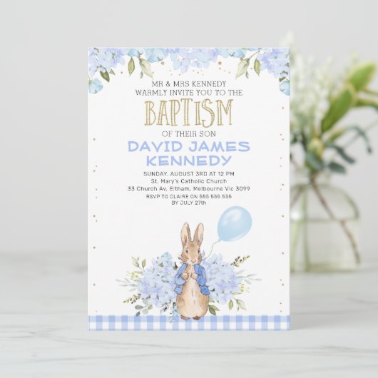 Gold Blue Floral Peter Rabbit Baptism Uitnodiging (Staand voorkant)