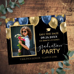 Gold Blue Graduation Party Foto Bewaar de datum Briefkaart<br><div class="desc">Elegant faux blauw en goudglitterballonnen op de bovenste grens. Alle tekst kan worden aangepast en kan eenvoudig worden gewijzigd voor uw eigen wensen. Geweldig elegant,  bespaart het ontwerp van de sjabloon van het afstuderen op de datum. High School of College.</div>