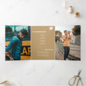 Gold Bold AFSTUDEREN Letters en Pet Afstuderen Drieluik Aankondiging (Binnen)