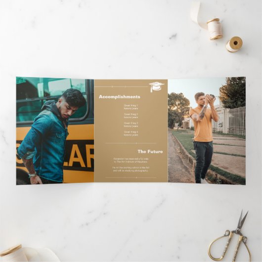 Gold Bold AFSTUDEREN Letters en Pet Afstuderen Drieluik Aankondiging (Binnen)