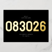 Gold Bold Typography Fotobruiloft Bewaar de datums Folie Uitnodiging (Voorkant)