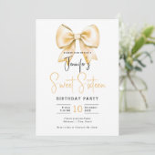 Gold Bow Coquette Schattige Script Sweet 16 Party Kaart (Staand voorkant)