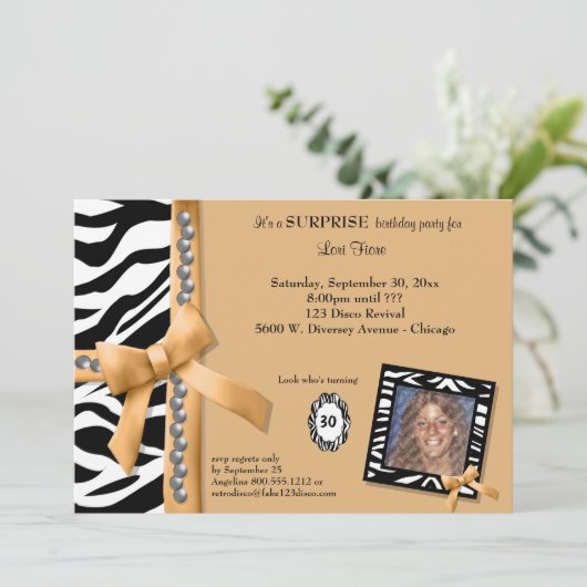 Gold Bow en Zebra gestreepte Birthday Party Invite Kaart (Staand voorkant)