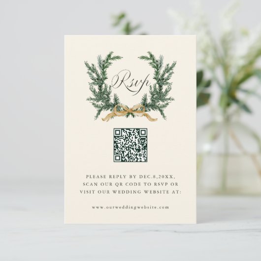 Gold Bow & Green Pine Wreath Wedding QR Code Ivory RSVP Kaartje (Staand voorkant)