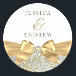 Gold Bow Leaf White Wedding Verloving Jubileum Ronde Sticker<br><div class="desc">Gold Bow Leaf White Wedding Verloving Jubileum Sticker. Elegante gouden diamantboog & floral swirl ontwerp. Let op: alle platte afbeeldingen! Echte juwelen hebben ze niet!</div>