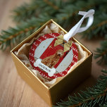 Gold Bow Red & White Swirl Pattern Dog Bone Foto Ornament<br><div class="desc">Fun en feestelijk ornament voor huisfoto's. Ons ontwerp is voorzien van een witte en rode achtergrond van het zwenkpatroon. **De achtergrondkleur van de nota kan in om het even welke kleur worden veranderd ** Pas met de foto en de naam aan van uw huisdier die op het witte gevormde been...</div>