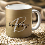 Gold Brushed Metal Zwart Wit Script Monogram Koffiemok<br><div class="desc">Deze elegante gepersonaliseerde koffie-mok heeft een monogram en een voornaam in een modern zwart-wit script op een gouden geborstelde metalen achtergrond.</div>