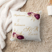 Gold Burgundy Floral Custom Monogram Weddenschap G Kussen (Deken)