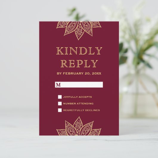 Gold Burgundy Mehendi Henna Indian Wedding RSVP Kaartje (Staand voorkant)