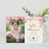 Gold Butterfly en Pink Floral Birthday Invitation Kaart (Staand voorkant)