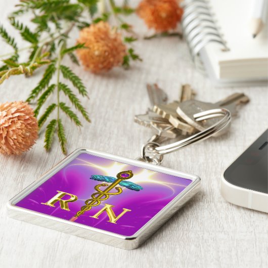 GOLD CADUCEUS GEREGISTREERD NURSE SYMBOL Pink Fuch Sleutelhanger (Zijkant)