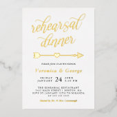 Gold Calligraphy & Heart Arrow Rehearsal Dinner Folie Uitnodiging (Voorkant)