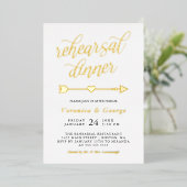Gold Calligraphy & Heart Arrow Rehearsal Dinner Folie Uitnodiging (Staand Voorkant)