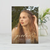 Gold Calligraphy Script Afstuderen Photo Invitatio Kaart (Staand voorkant)