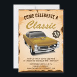 Gold Car Classic Verjaardagsuitnodiging Kaart<br><div class="desc">Nodig uw gasten met deze  verjaardagsfeestdag uit met een mooie vintage-wagen en retro-typografie tegen een parchamiteachtergrond. Voeg eenvoudig uw gebeurtenisdetails op deze makkelijk te gebruiken sjabloon toe om het één-van-een-soort uitnodiging te maken. Knip de kaart om een nette houtextuur op de achterkant van de kaart te laten zien.</div>
