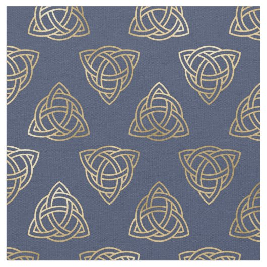 Gold Celtic Trinity Knoopt op Navy Blue Stof (Close Up)
