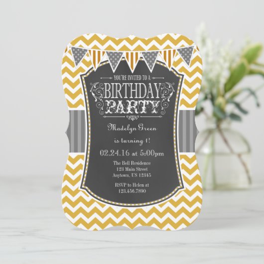 Gold Chalkboard Chevron Birthday Invite Kaart (Staand voorkant)