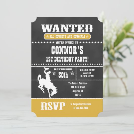 Gold Chalkboard Cowboy Birthday Uitnodiging (Staand voorkant)