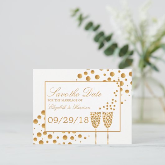Gold Champagne Bubbles Weddenschap bewaart de datu Aankondigingskaart (Staand voorkant)