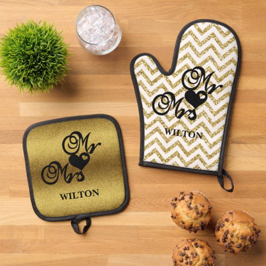 Gold Chevron Mr. & Mrs. Hearts Monogram Golden Ovenwant & Pannenlap Set (Top down)