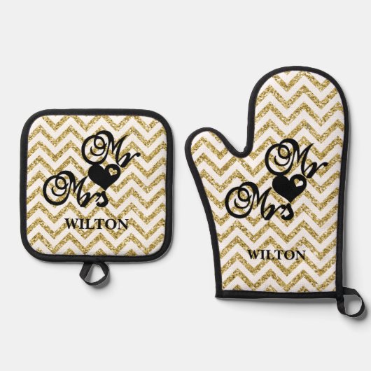 Gold Chevron Mr. & Mrs. Hearts Monogram Ovenwant & Pannenlap Set (Voorkant)