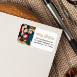 Gold Christmas Script Typography foto retour Etiket<br><div class="desc">Voeg een persoonlijk en uniek tintje toe aan uw vakantie- en kerstcorrespondentie met ons moderne stijlvolle 'Merry Christmas'-retouradreslabel in klassieke gouden kleuren typografie en een verticale portretfoto</div>