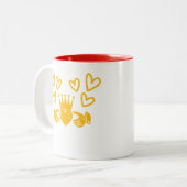 Gold Claddagh Ring Coffee Mug Tweekleurige Koffiemok (Voorkant links)