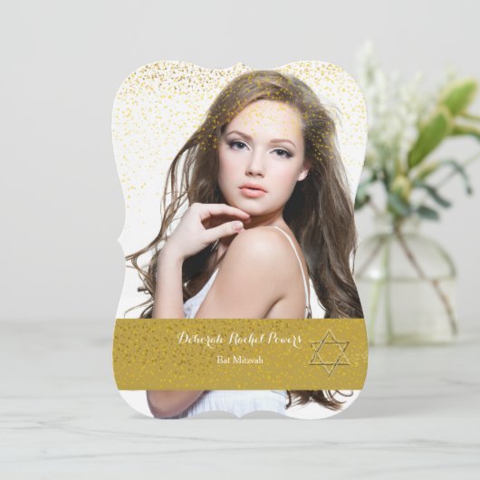 Gold Confetti Bat Mitzvah Uitnodiging (Staand voorkant)