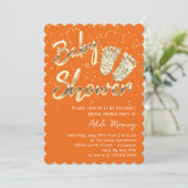 Gold Confetti Feet Baby shower Script Sinaasappel Kaart (Staand voorkant)