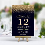 Gold Confetti Navy Blue Modern Wedding Kaart<br><div class="desc">Gold Confetti Navy Blue Modern Wedding Table Number. Mooie,  eenvoudige  glazen gouden confetti tegen een blauw marineklein. Dit aangepaste moderne ontwerp kan eenvoudig worden aangepast aan uw eigen details.</div>