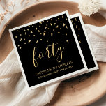 Gold Confetti op Black 40th Birthday Party Servet<br><div class="desc">Help hen hun 40e verjaardag in stijl te vieren met dit eenvoudige maar elegante ontwerp, met faux gouden driehoekige confetti die op het woord "veertig" in een stijlvol, gouden handschrift op een zwarte achtergrond neerslaan. Pas het met de naam van de honoree in gouden sans serif doopvont, samen met de...</div>