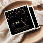 Gold Confetti op Black 70th Birthday Party Servet<br><div class="desc">Help hen hun 70e verjaardag in stijl te vieren met dit eenvoudige maar elegante ontwerp, met faux gouden driehoekige confetti die neerslaan op het woord "zeventig" in een stijlvol, gouden handschrift op een zwarte achtergrond. Pas het met de naam van de honoree in gouden sans serif doopvont, samen met de...</div>