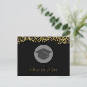 Gold-Confetti op zwart met Graduy Cap Party Uitnodiging Briefkaart (Staand voorkant)