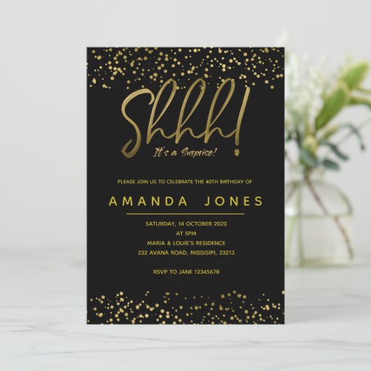 Gold Confetti Surprise Birthday Party Invitation Kaart (Staand voorkant)
