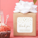 Gold Confetti Triangles 90th Birthday Hartelijk da Vierkante Sticker<br><div class="desc">Bedankt dat gasten je 90e verjaardag vieren in stijl met dit eenvoudige maar elegante design, met faux Gold folie driehoekige confetti die neerslaat op de woorden "dank je" in gouden handschrift. Pas het met de naam van de honoree in gouden sans serif doopvont, samen met de gebeurtenis en de datum...</div>