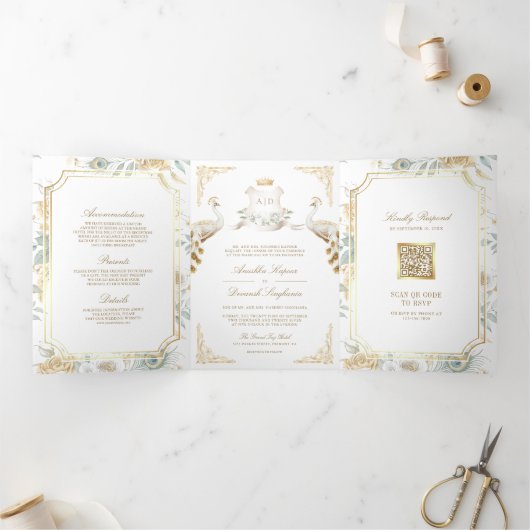 Gold Crest Royal Indian White Peacock Bruiloft Drieluik Uitnodiging (Binnen)