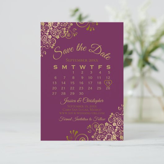 Gold Curls Magenta Paarse Elegante Trouwkalender Save The Date (Staand voorkant)