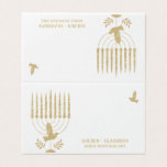Gold Dove Menorah Hannukah Place Seating Card Visitekaartje<br><div class="desc">Een mooie gouden en witte Hannukah-gastkaart met een gouden vliegende duif-menorah met je familienamen en het jaar van de bijeenkomst. Een indrukwekkende plaatskaart die een vakantieklek wordt.</div>
