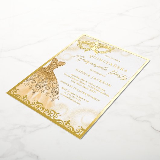 Gold Dress Masquerade Party Quinceanera Folie Uitnodiging (Gedraaid)