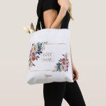 Gold Dusty Blue Pink Floral Bloom Wedding Tote Bag<br><div class="desc">Een elegant ontwerp met een delicaat dusty blauw, misty roos waterverf floral bouquets, een faux gold folie bruiloft, typografie op een witte achtergrond; op de achterkant een blauw marineklein. Een geweldige keuze voor alle seizoenbruiloften, vooral voor herfst, of winterbruiloften. Het gebruik past hulpmiddel aan om uw info toe te voegen...</div>