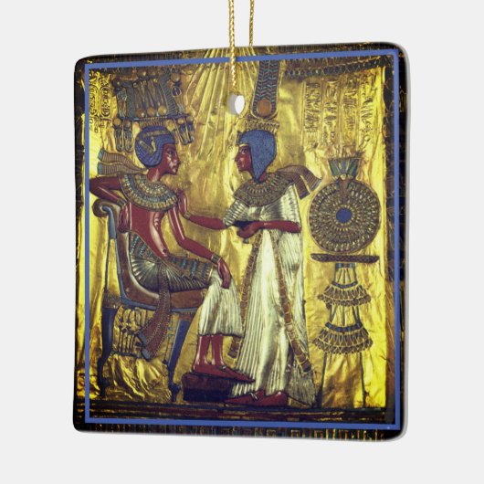 Gold Egyptian Characters op een Keramisch Ornament (Links)