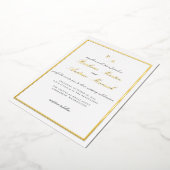 Gold Elegant Script Minimalistische bruiloft Folie Uitnodiging (Gedraaid)