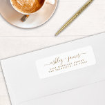Gold Elegant Script Wedding Return-adres Etiket<br><div class="desc">Het grafische, moderne en eenvoudige het adresetiket van de trouwterugkeer met uw namen in gouden elegante handgeschreven manuscriptkalligrafie op een witte achtergrond. Voeg gewoon uw namen en adres toe. Exclusief voor u ontworpen door Happy Dolphin Studio. Neem contact met ons op via happydolphinstudio@outlook.com als je hulp of overeenkomende producten nodig...</div>