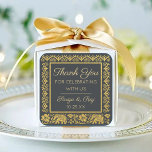 Gold Elephant & Lotus Wedding Retour Gift Favoriet Vierkante Sticker<br><div class="desc">Druk je oprechte bedankt uit met deze prachtige gepersonaliseerde bruiloft gunst stickers. Met de namen van het gelukkige paar en de trouwdatum, voegen deze stickers een speciale aanraking aan uw terugkeergiften toe. — Ze zijn verkrijgbaar in prachtige kleuren geïnspireerd op traditionele Indiase bruiloften - een levendig rood voor voorspoed, rijk...</div>