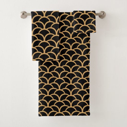Gold en Black Art Deco Fish Scale Pattern Bad Handdoek (Insitu)